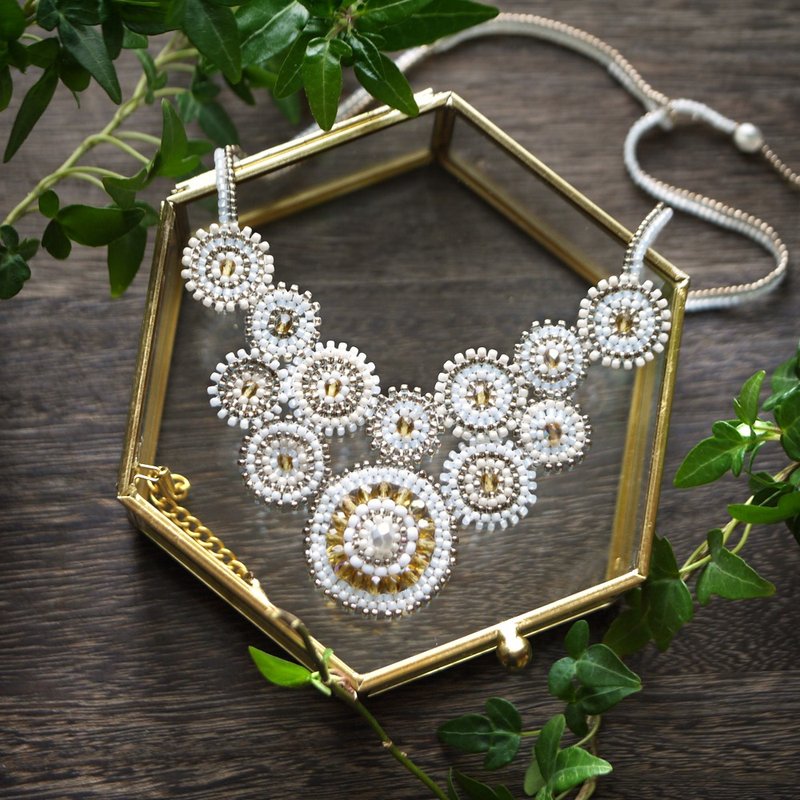 Glass Beaded Necklace, White and Gold, Shape imaged Lily - สร้อยคอ - แก้ว ขาว