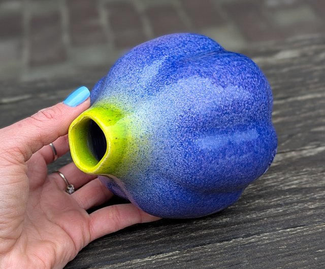 ユニークな陶器の花瓶 イチジクの木、紫色の陶器のつぼみの花瓶