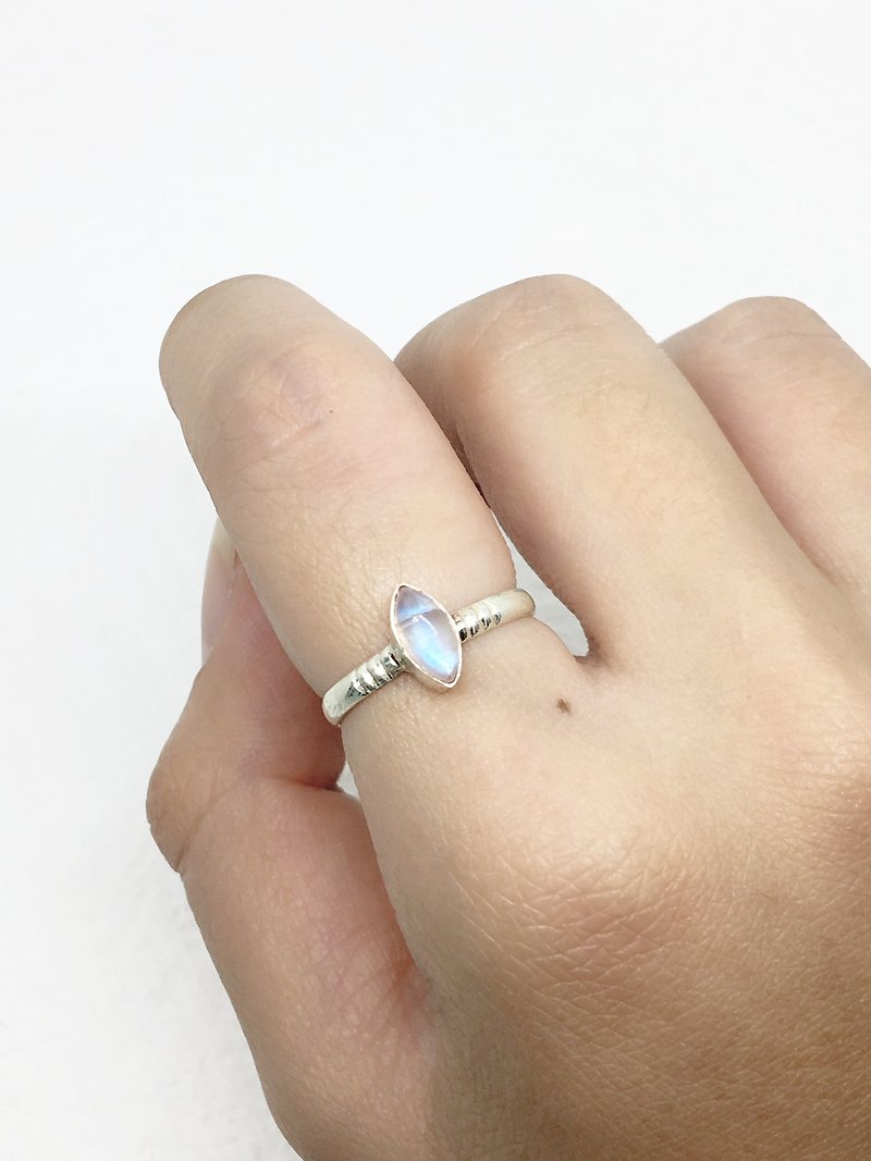 月光石925純銀簡約設計戒指 尼泊爾手工鑲嵌製作(粉絲回饋款4) - 戒指 - 寶石 藍色