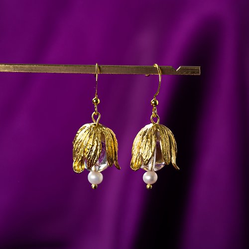 萬花Wanhua 【黃銅天然石系列耳環】-【鈴蘭】珍珠白水晶黃銅耳環