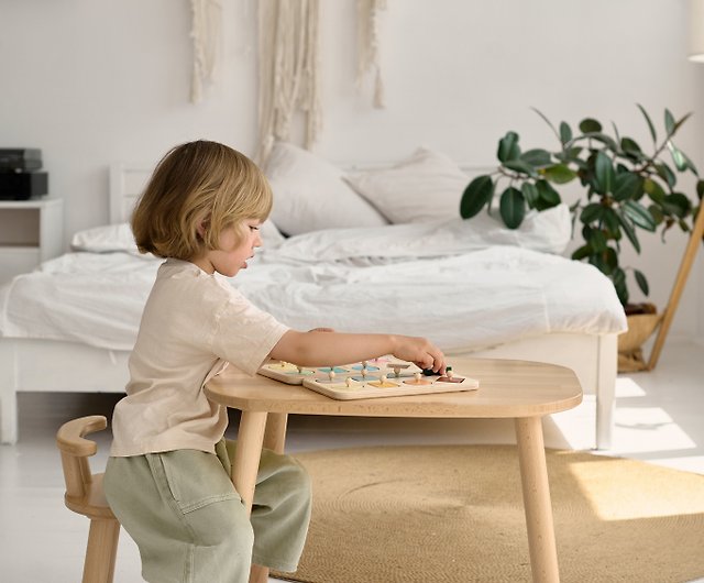 木製の子供用テーブルと椅子2脚セット子供用家具幼児用テーブルと椅子