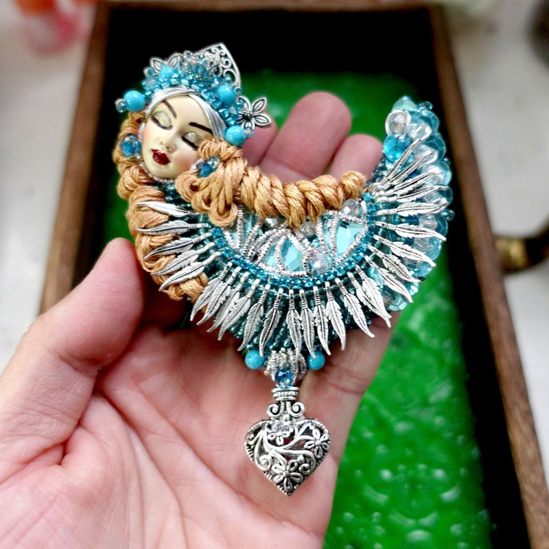 俄羅斯藝術家合作款 釘珠藍色小鳥女神胸針 全手工製作 只有一個 - 胸針 - 其他金屬 多色
