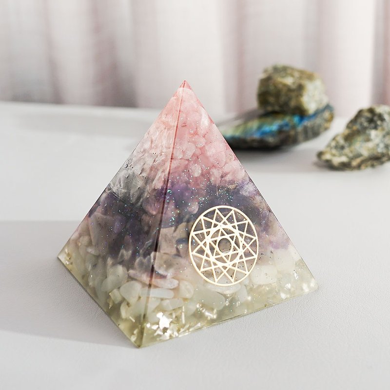 【粉晶、紫晶、月亮石】奧根水晶能量金字塔Orgonite 8x8cm - 擺飾/家飾品 - 矽膠 