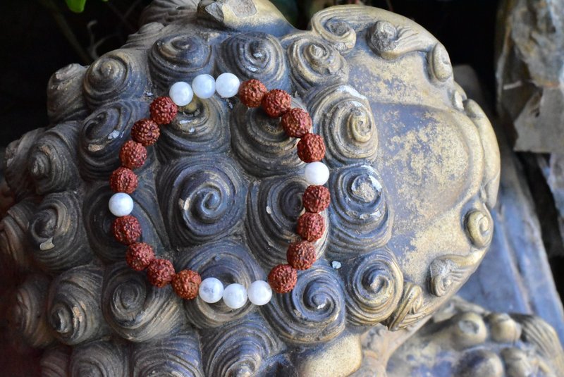 ルドラクシャ 中粒 菩提樹の実とムーンストーン ブレスレット rjb012 - ネックレス - 宝石 ホワイト