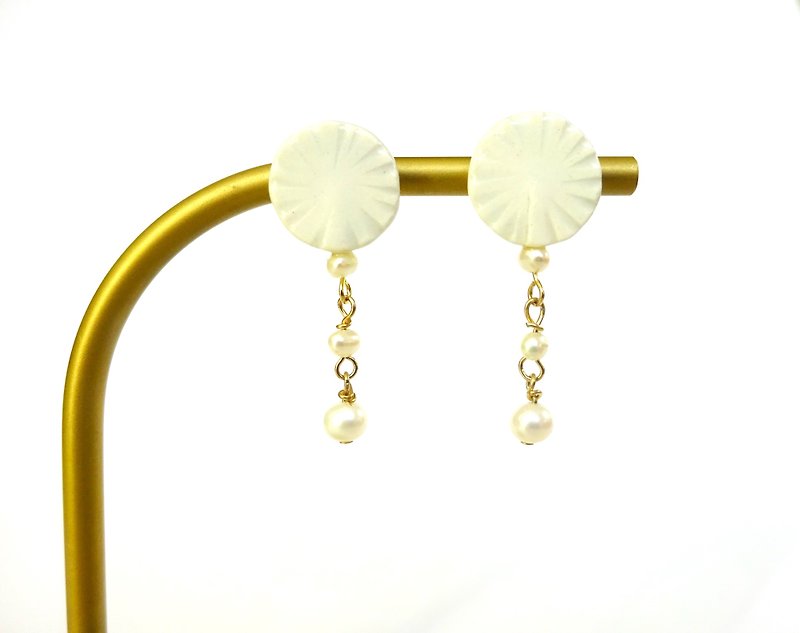 A pierce earring round with swaying carvings and freshwater pearls - ต่างหู - ดินเผา ขาว