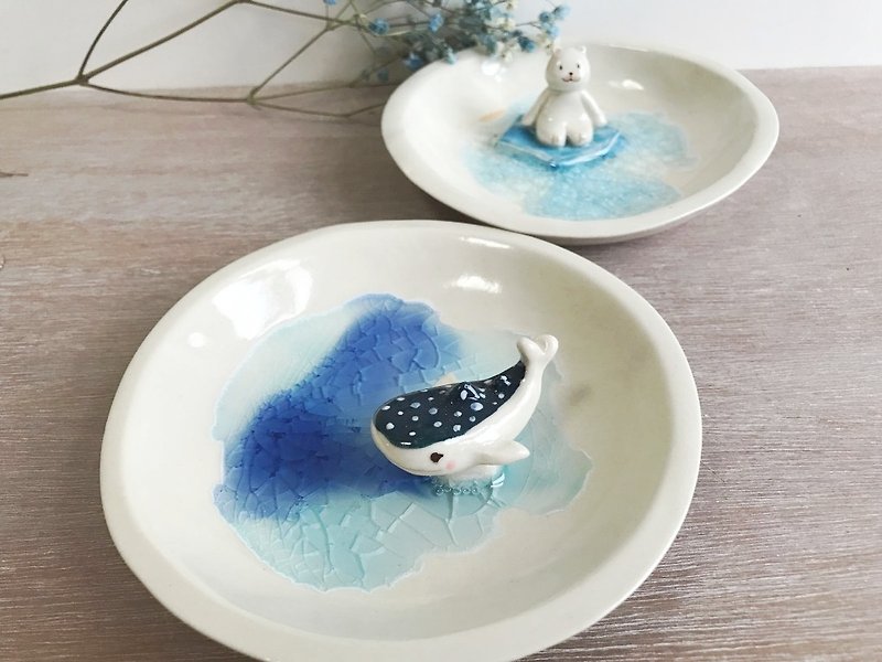 桌上風景 1+1鯨鯊和北極熊飾品碟 - 其他 - 陶 藍色