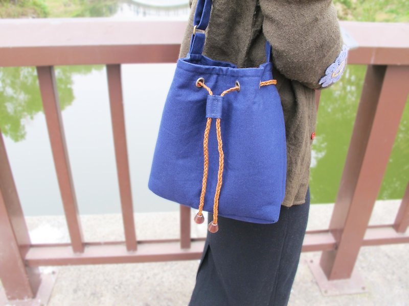 [Interior dressing philosophy] Bucket bag (2 colors optional) / Taiwanese rucksack side backpack - Messenger Bags & Sling Bags - Cotton & Hemp Blue