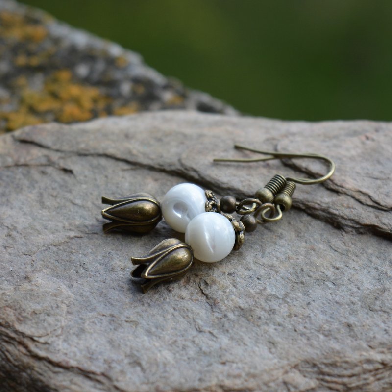 Pearl shell earrings White seashell bronze dangling earrings in vintage style - Earrings & Clip-ons - Gemstone White