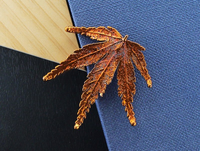 Edith & Jaz • Natural Maple Leaf Pendant Brooch – Red Copper Color - Brooches - Other Materials Red