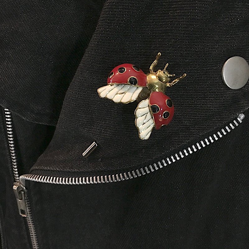 ladybug Lapel Pin in brass with enamel color - เข็มกลัด - โลหะ สีแดง