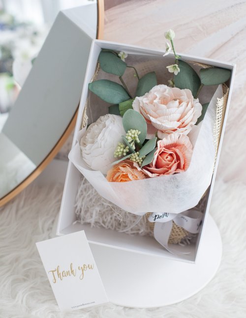 APRICOT GARDEN - Mini Flower Bouquet in Box - Shop posieflowers