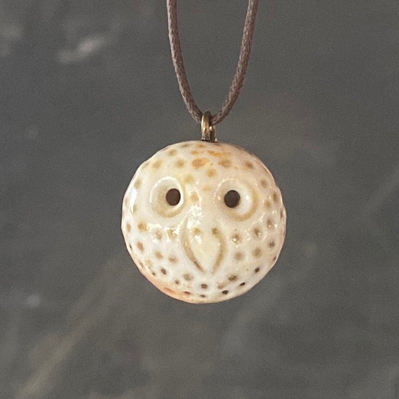 Wood fired pottery essential oil necklace flat owl - Necklaces - Pottery Khaki