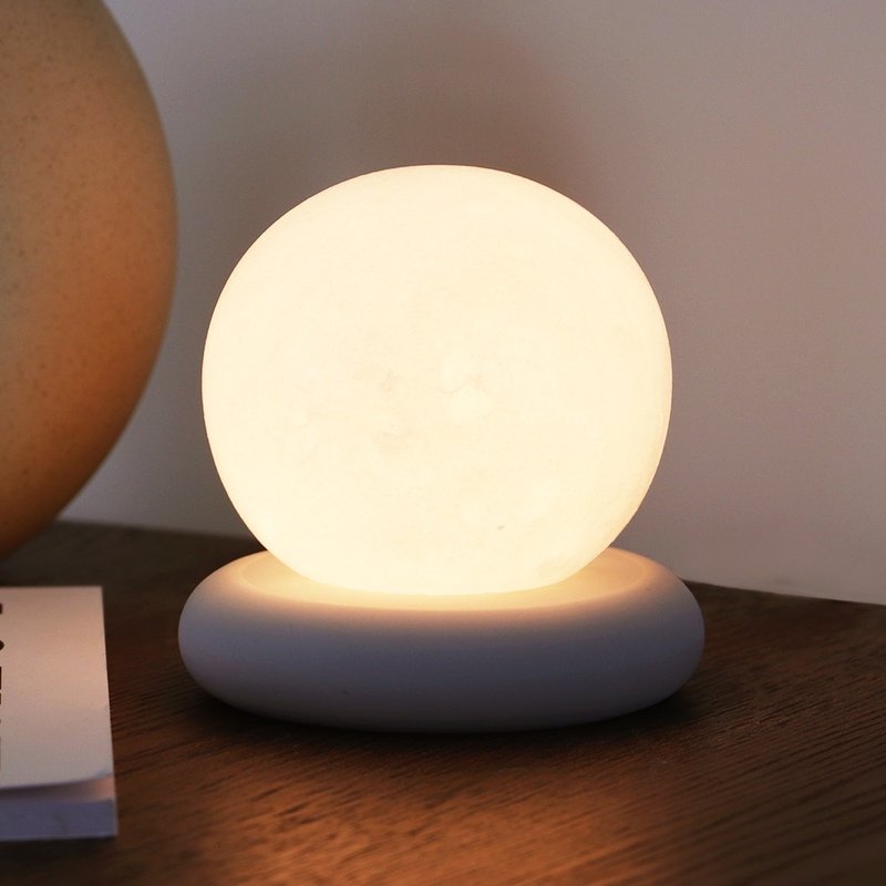 The small white ball of the salt lamp purifies the magnetic field and facilitates the luck of the noble person. - Lighting - Cement White