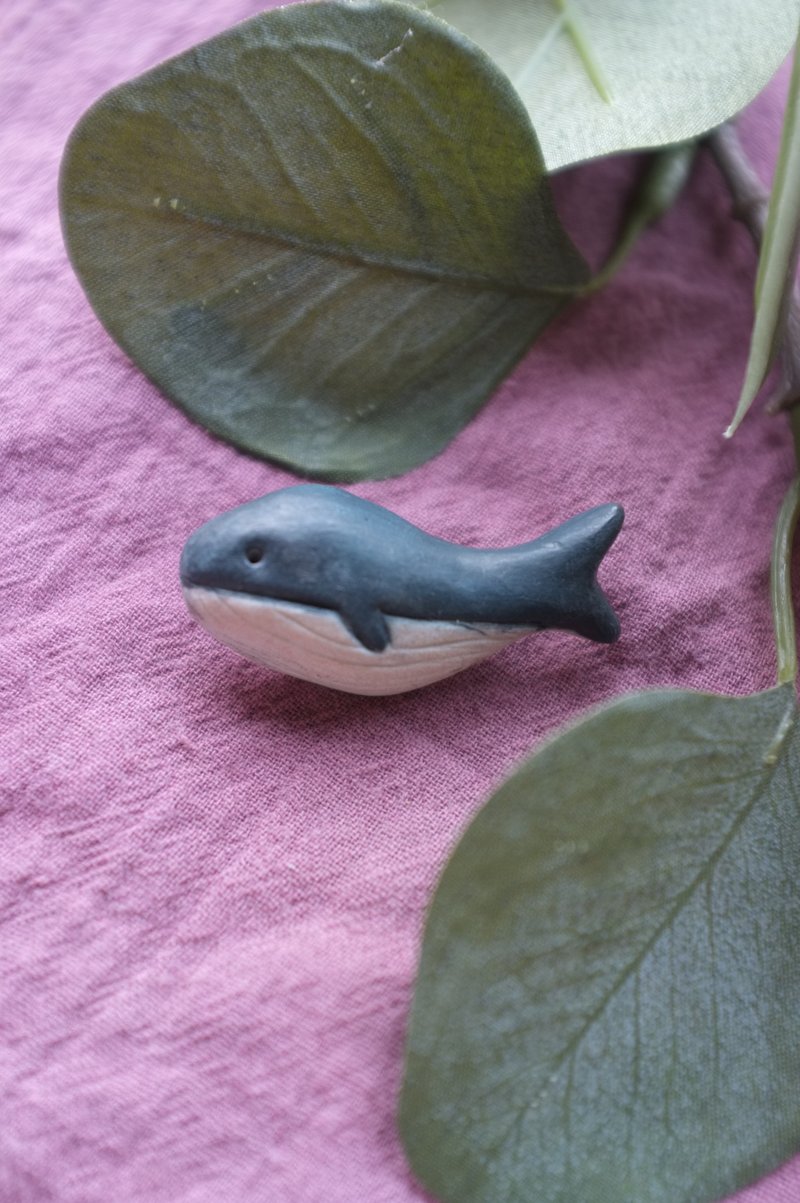 ceramic brooch / handmade /   whale - 胸針 - 陶 藍色