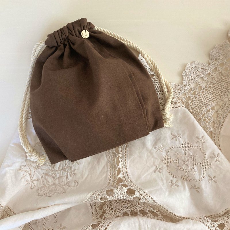 コットンリネンキャンバス サイドツータック巾着ポーチ チョコレート - ポーチ - コットン・麻 ブラウン