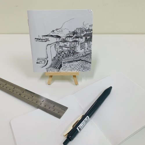 illuBase 看見插畫的力量 空白隨身繪圖手帳 / 封面創作者 - Rio / 馬祖芹壁村