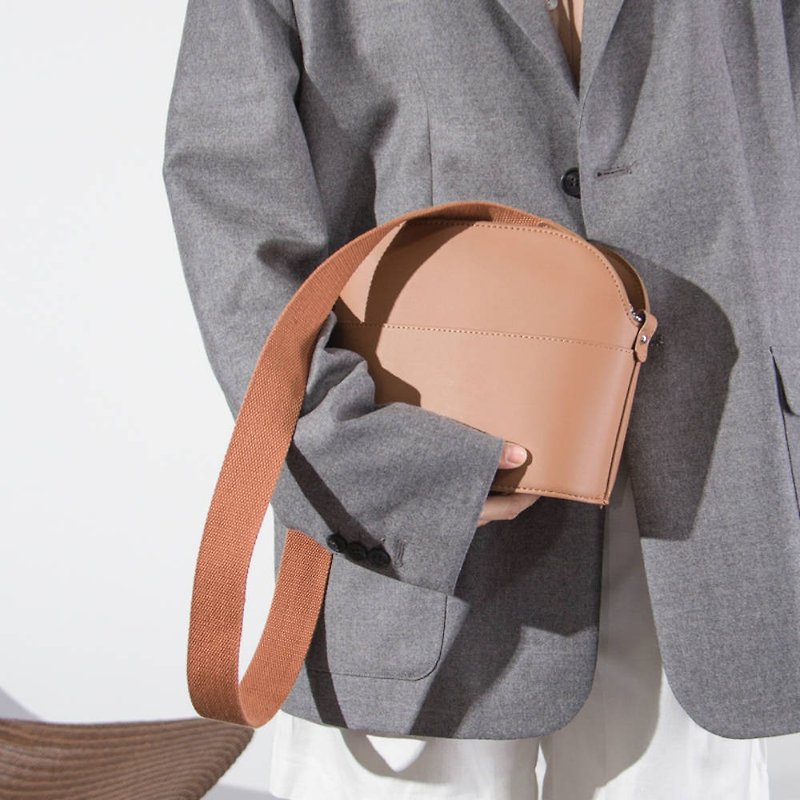 Brown simple arc shape cross-body bag wide shoulder strap minimalist side back tote bag green PU leather non-leather - กระเป๋าแมสเซนเจอร์ - หนังเทียม สีนำ้ตาล