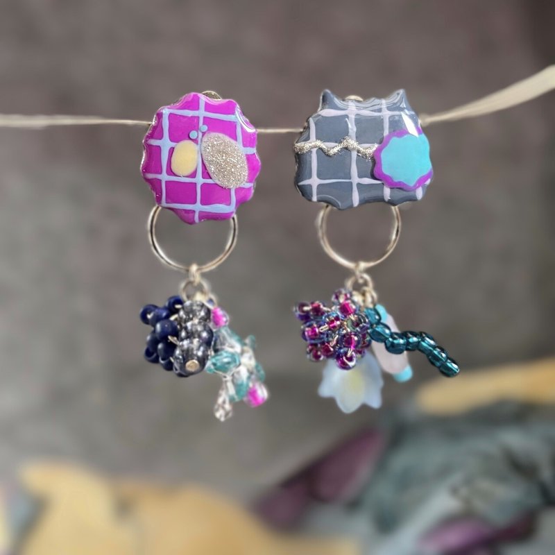 Colorful checkered cat-shaped Clip-On/pierced earrings in Pinkoi exclusive colors - ต่างหู - พลาสติก สีเทา