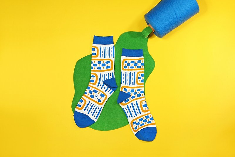 Vertical Pots White Unisex Crew Socks | colorful fun & comfortable socks - ถุงเท้า - ผ้าฝ้าย/ผ้าลินิน ขาว