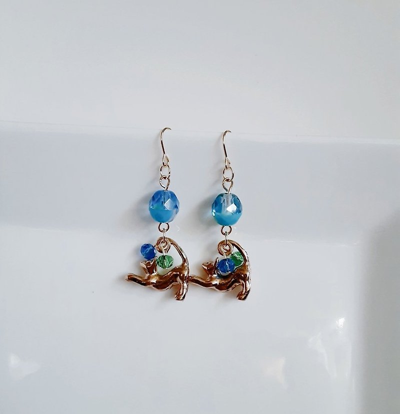 Fire polished Czech beads and sitting cat earrings, blue green, birthday present, simple, can be changed to hypoallergenic earrings or Clip-On - ต่างหู - แก้ว สีน้ำเงิน