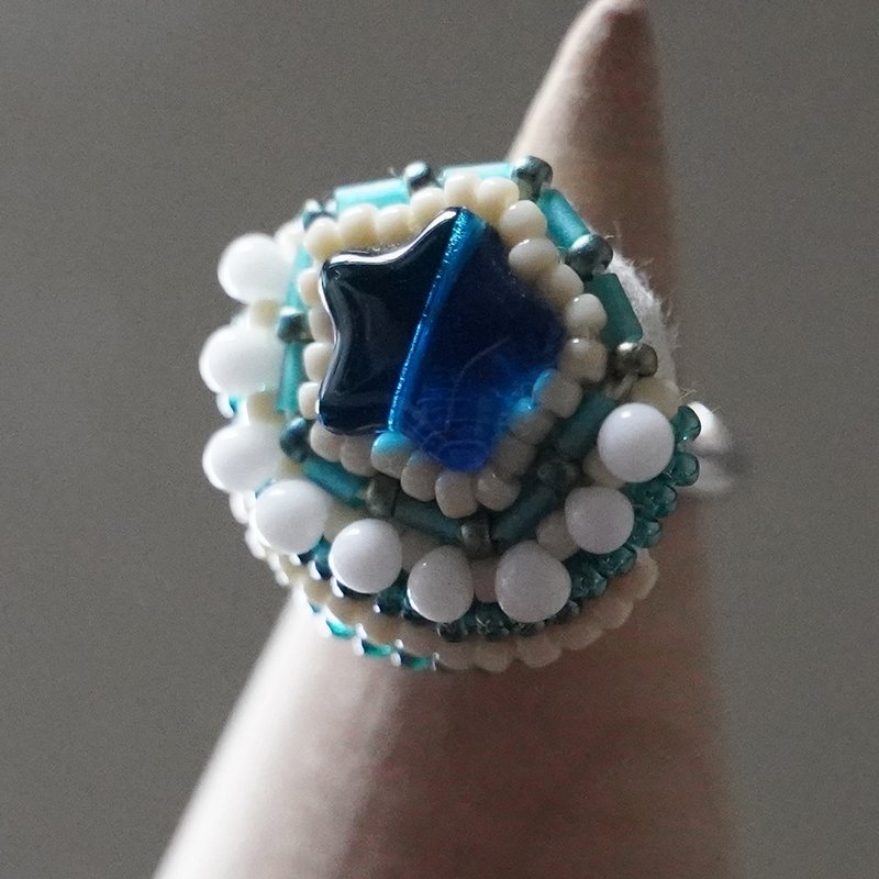 おしゃべりな指輪118 フリーサイズ　ビーズ刺繍のリング　ブルー　おおぶり - 戒指 - 塑膠 藍色
