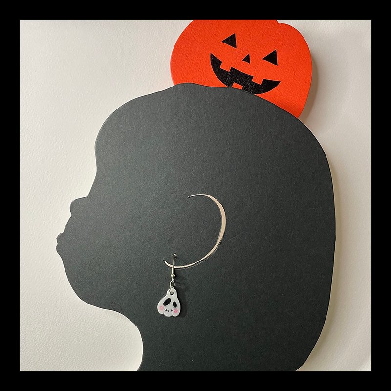 Halloween ornaments pumpkin ghost hand-painted hand-made earrings - ต่างหู - พลาสติก ขาว