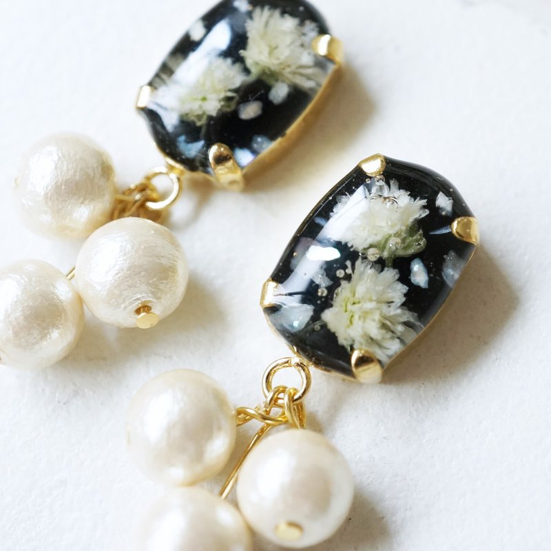 かすみ草と貝殻のコットンパールイヤリング - 耳環/耳夾/耳骨夾 - 樹脂 黑色