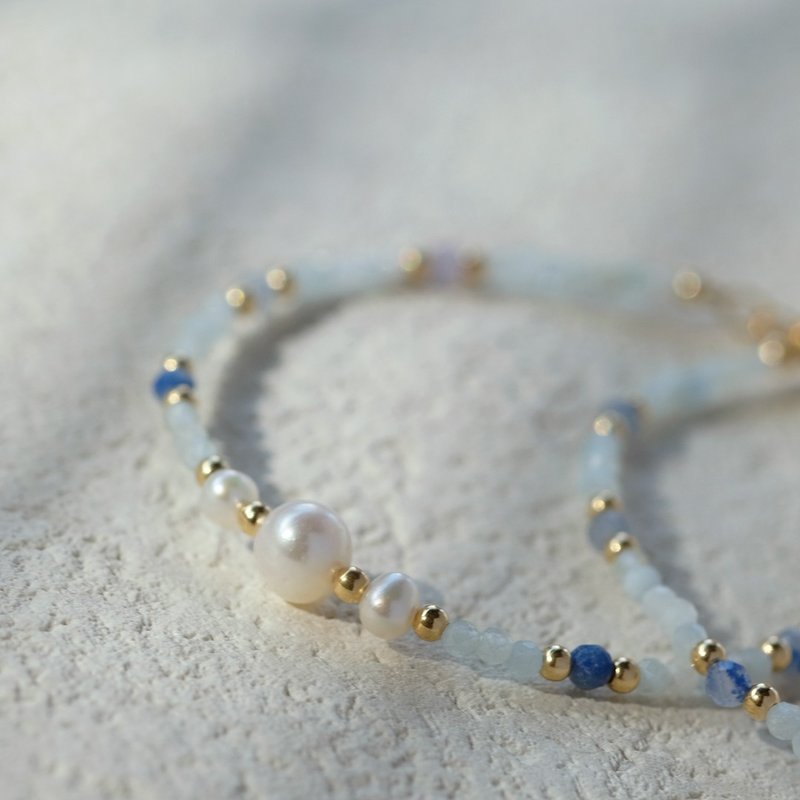 Natural stone bubble pearl series-Aquamarine bracelet 14K gold-filled - สร้อยข้อมือ - เครื่องเพชรพลอย สีน้ำเงิน