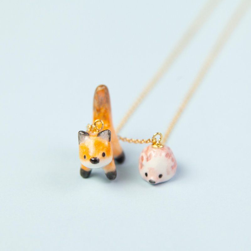 Fox and baby porcupine handmade ceramic necklace - สร้อยติดคอ - วัสดุอื่นๆ หลากหลายสี