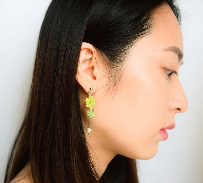 Flower Chamomile Pearl Delicate Earrings / Clip-on earrings - Earrings & Clip-ons - Other Metals Yellow