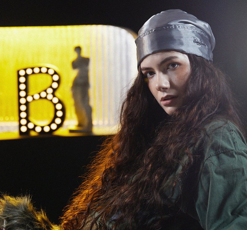 [Luminous Silk Limited Edition] Minimalist Tie-Back Short-Tail / Adjustable Slouchy Beanie - หมวก - วัสดุอื่นๆ สีเงิน