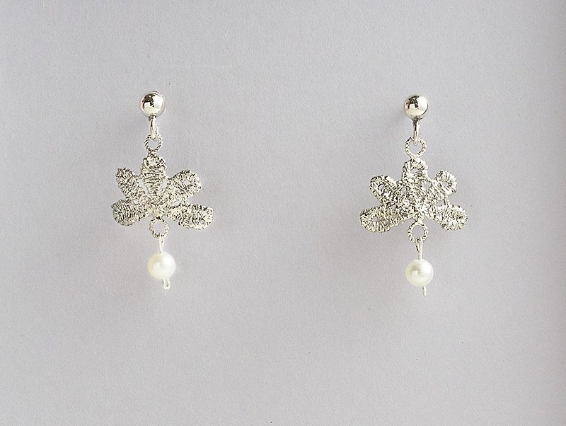 哥德式造型蕾絲珍珠針式耳環  手作925純銀 - 耳環/耳夾 - 珍珠 白色