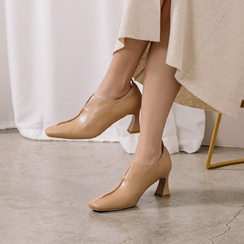 レトロなステッチ - 三角形のノッチ付きチャンキー ヒール - パンプス - 革 ゴールド