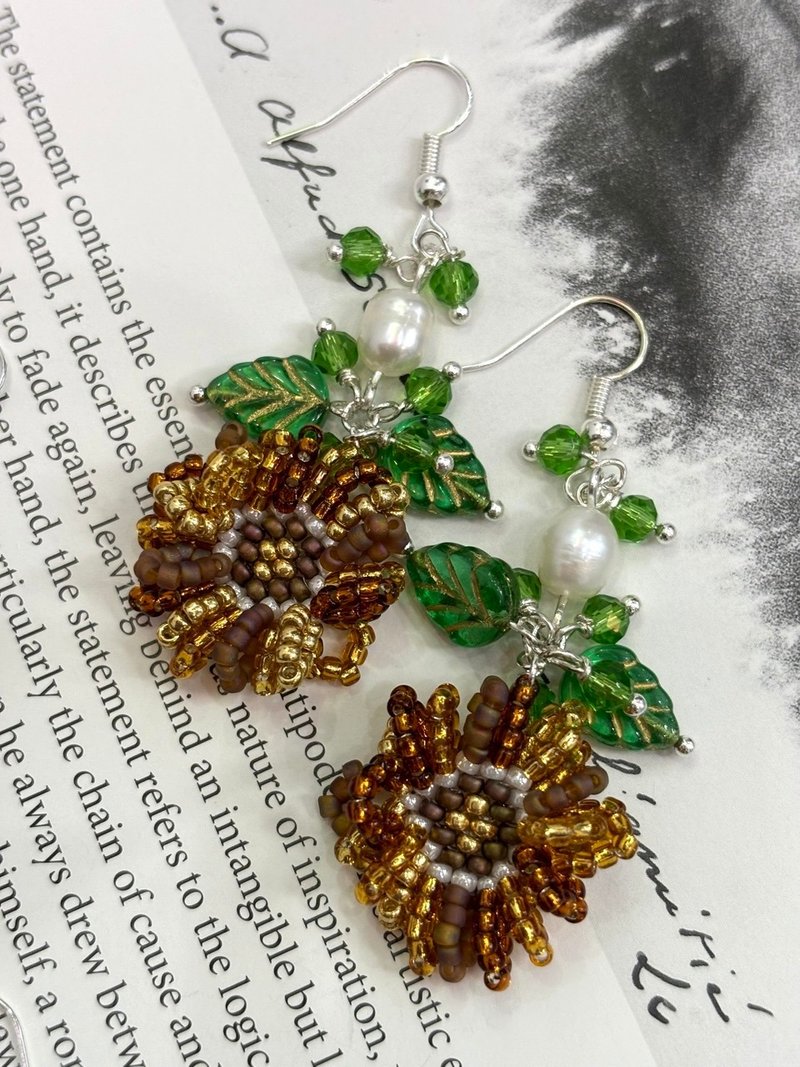 Beaded earrings sunflower earrings handmade earrings beaded flower earrings Clip-On - ต่างหู - แก้ว หลากหลายสี