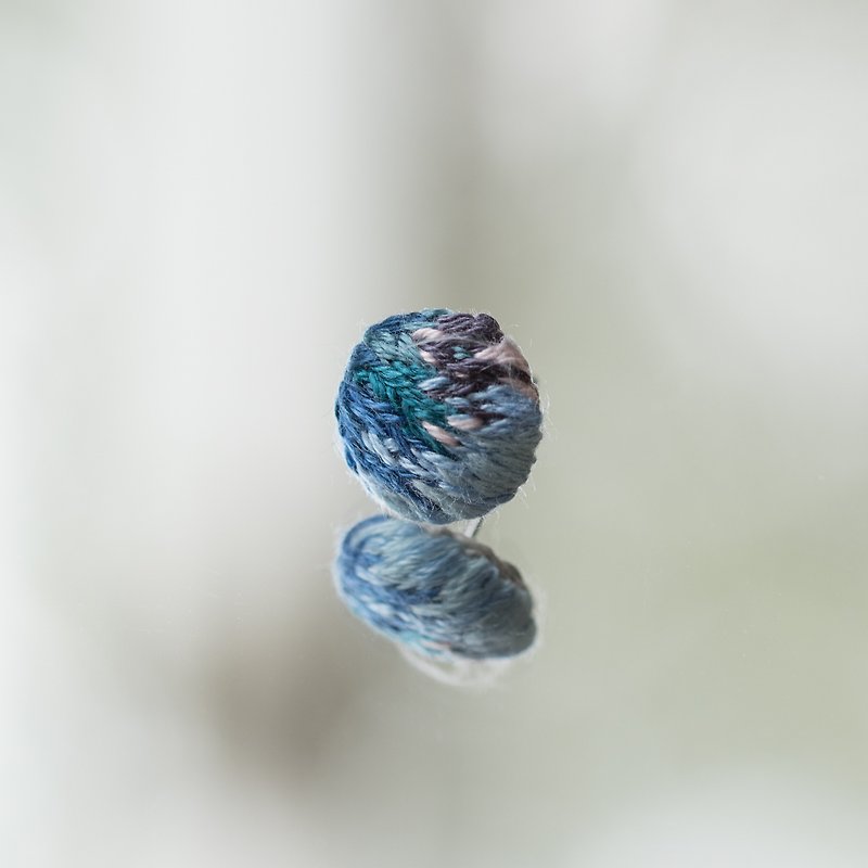 手工刺繡耳環・海釉 - 耳環/耳夾 - 繡線 藍色