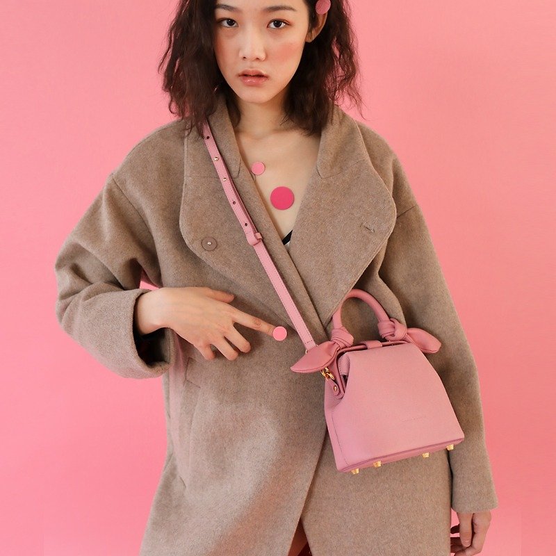 Small cherry pink horns gold crossbody bag hand-stitched imported top layer cowhide shoulder bag - กระเป๋าแมสเซนเจอร์ - หนังแท้ สึชมพู
