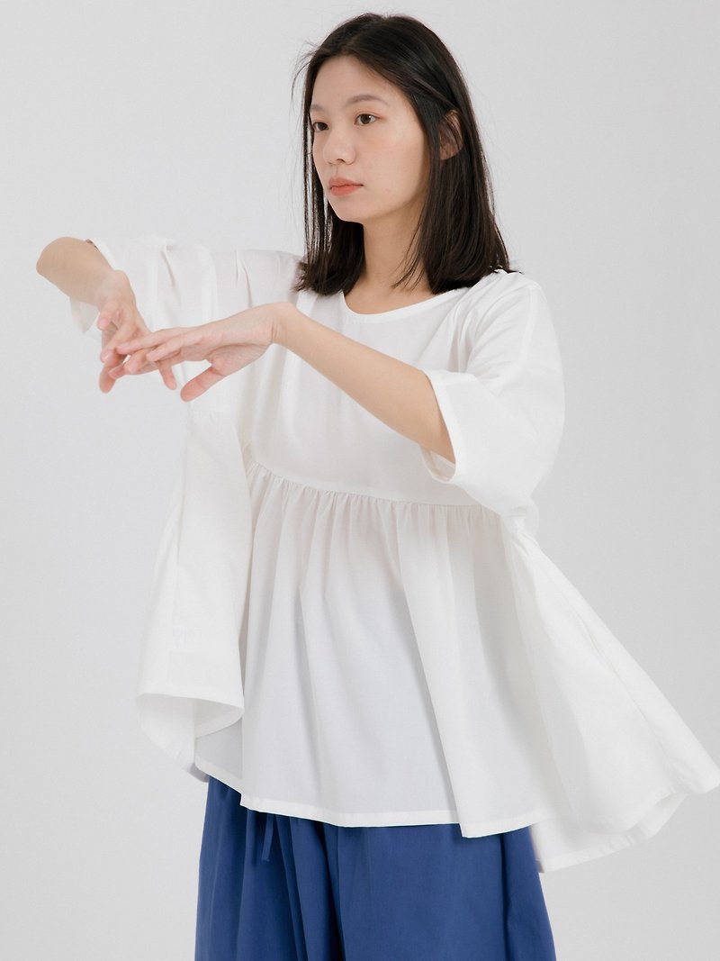 White wrinkle-resistant material hand-made layered pleated Japanese style tie-up top - เสื้อผู้หญิง - ผ้าฝ้าย/ผ้าลินิน ขาว