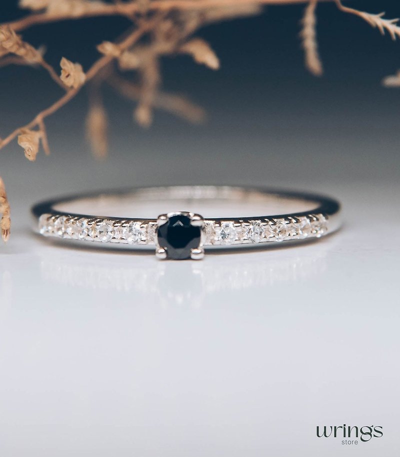 キュートなサファイアの婚約指輪。繊細なホワイトキュービックジルコニアのサイドストーン付き。 - リング - スターリングシルバー ブルー