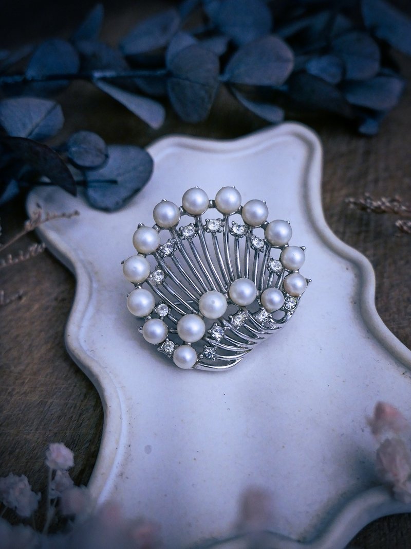 Trifari 鏤空珍珠貝殼胸針—美國古董首飾 Vintage Jewelry - 胸針 - 其他金屬 