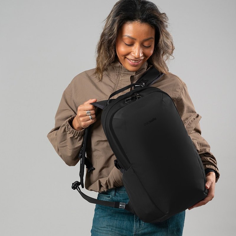Pacsafe  | Vibe 25L 五大專利防盜 城市探險後背包 25L 黑色 - 背囊/背包 - 環保材質 黑色