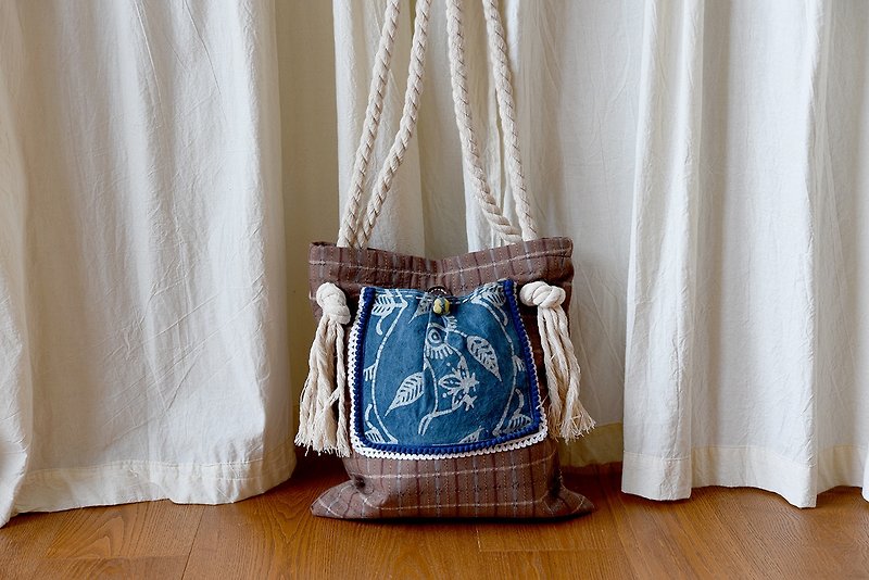 Yoga hand made Japanese style patchwork blue dye back bag - กระเป๋าแมสเซนเจอร์ - ผ้าฝ้าย/ผ้าลินิน สีนำ้ตาล