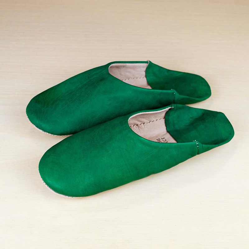Round mint green-Babouche Moroccan handmade shoes-real sheep leather - รองเท้าแตะในบ้าน - หนังแท้ สีเขียว