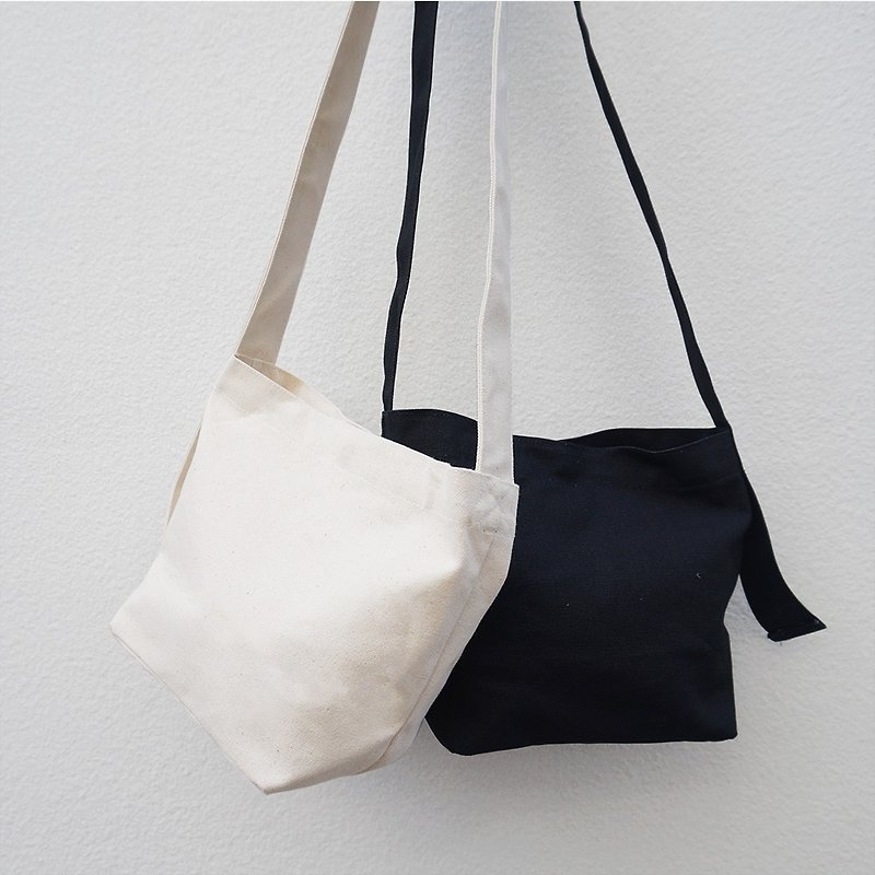 Canvas tote- Black - กระเป๋าถือ - ผ้าฝ้าย/ผ้าลินิน ขาว