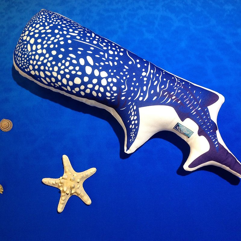 【海を抱きしめるシリーズ】ジンベエザメ両面クッション＃深海バージョン - 枕・クッション - その他の素材 ブルー