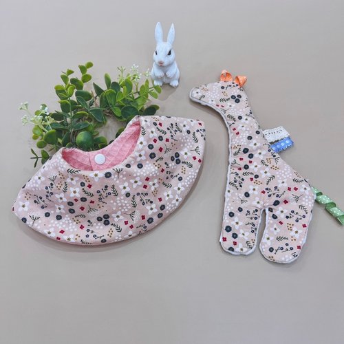 LaFiFi樂霏菲手作嬰幼兒精品&ZAKKA 跳舞碎花 彌月禮盒 圍兜 寶寶安撫巾 新生兒禮物