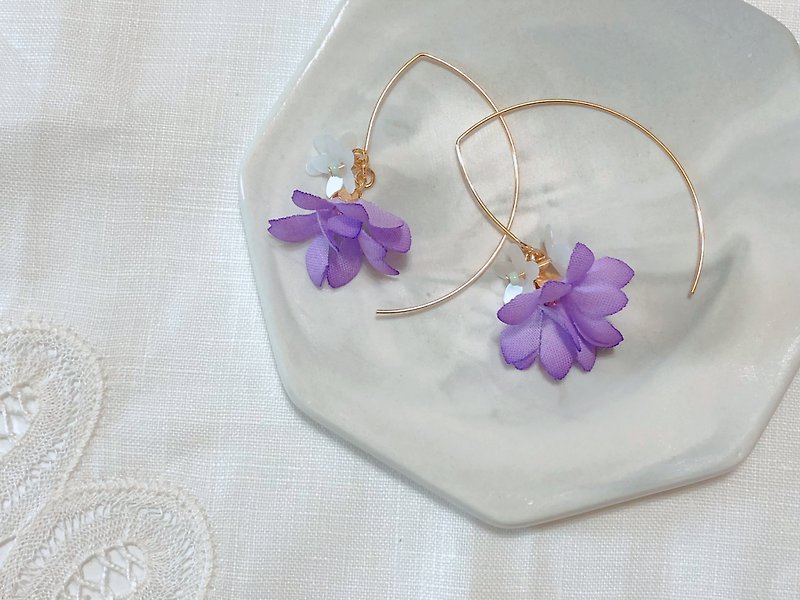 Flower Juli series - dancing bell flower hand made flower cloth flower drape limited ear hook / ear clip - ต่างหู - ผ้าฝ้าย/ผ้าลินิน 