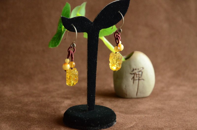 【Tianlu】Natural Amber Pixiu Classical Charm Ear Hook Lucky Transfer Earrings - ต่างหู - เครื่องเพชรพลอย 