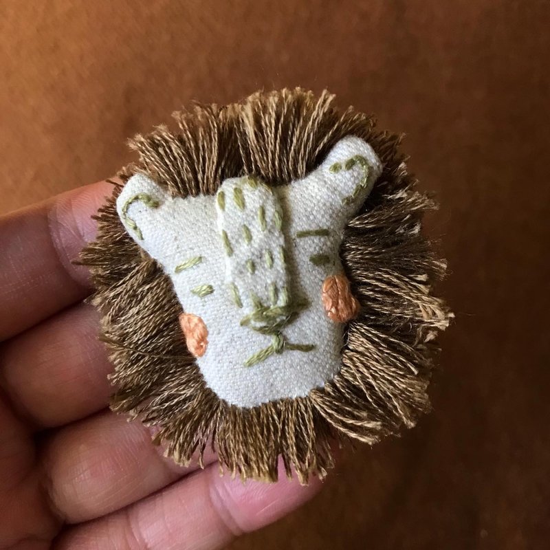 多愁善感的獅子 刺繡別針/勳章 - 徽章/別針 - 棉．麻 咖啡色