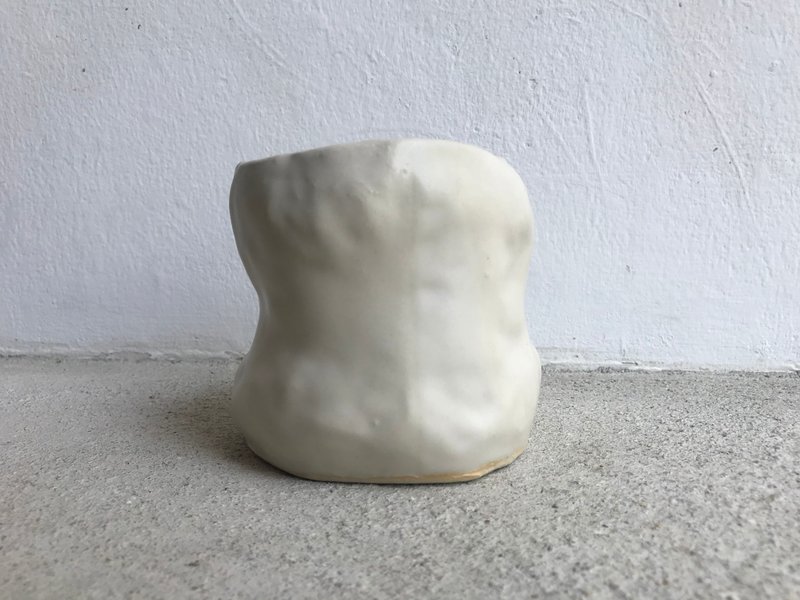 Chubby ceramic vessel - 花瓶/花器 - 陶 白色