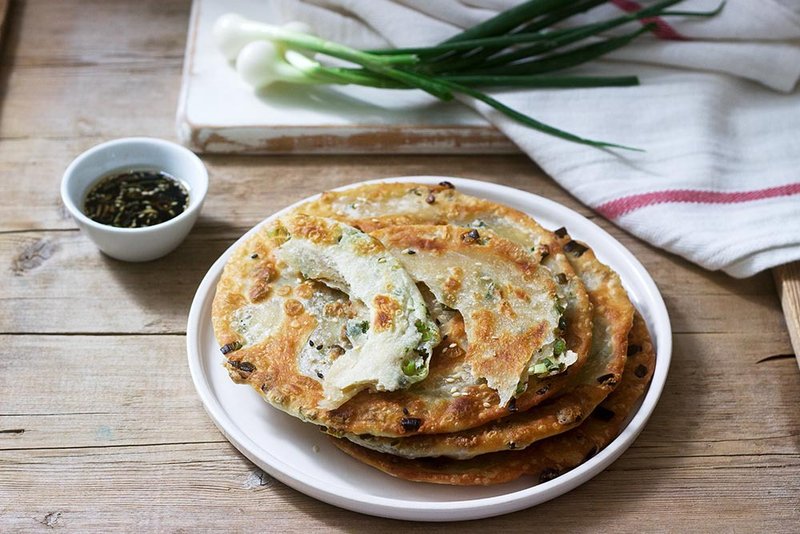 【Exclusive Offer】Handmade Scallion Pancake (Double the amount of Scallion) 6 packs (30 pieces) (140g+/-5%)x6 - ขนมคบเคี้ยว - อาหารสด สีเขียว